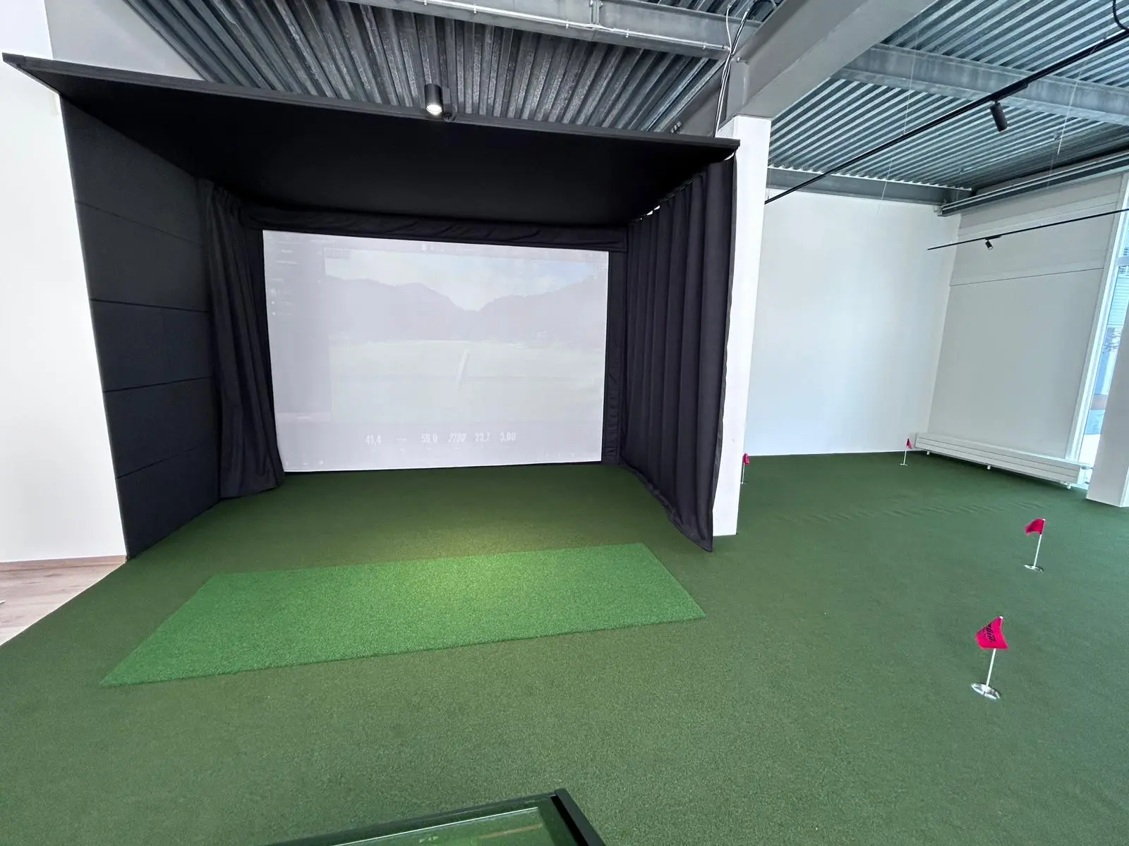 Fly Cage ADDON GOLF installiert in einem neuen Indoor-Bereich in der Schweiz