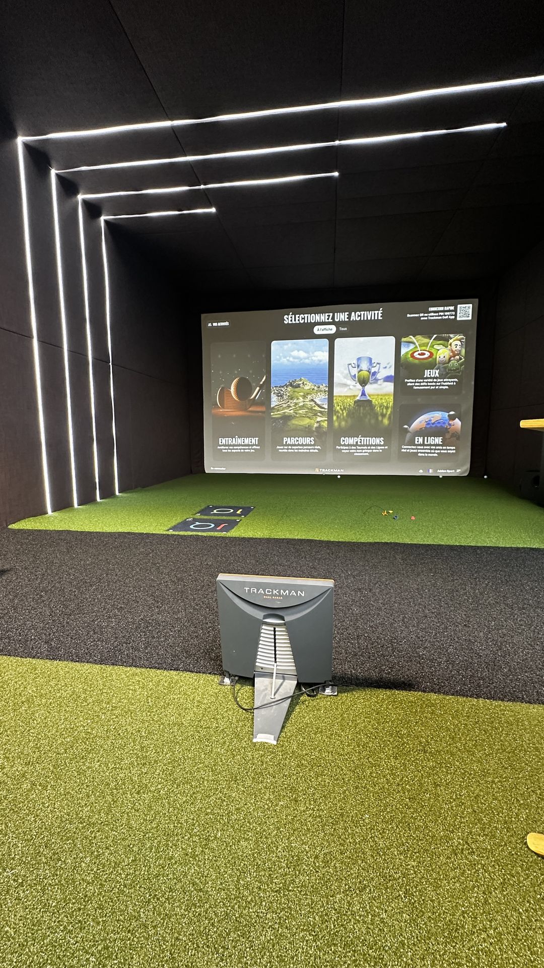 Box van de golfsimulator voor binnenshuis gerealiseerd door Addon Golf Maroc