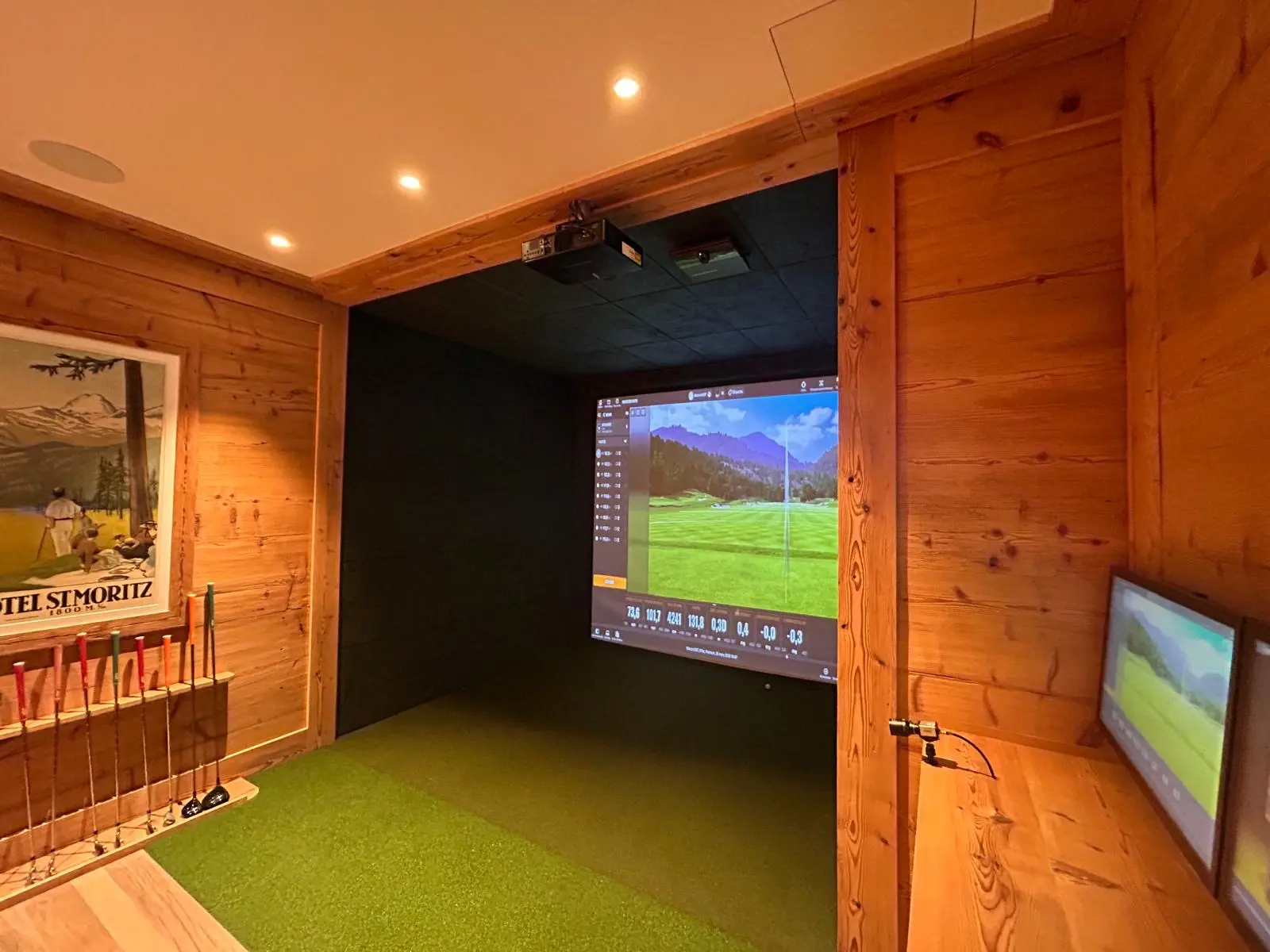 Massgeschneiderter ADDON GOLF Golfsimulator in einem Wohnbereich im Herzen der Schweizer Berge