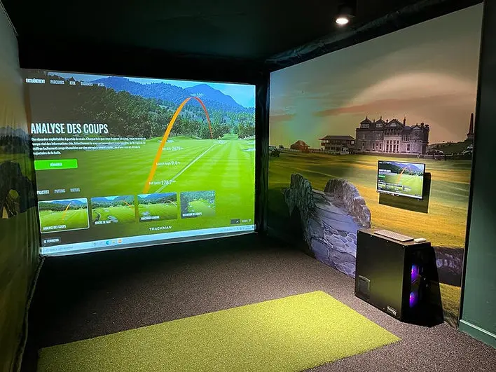 ADDON GOLF Golfsimulator, in einen kleinen Raum integriert
