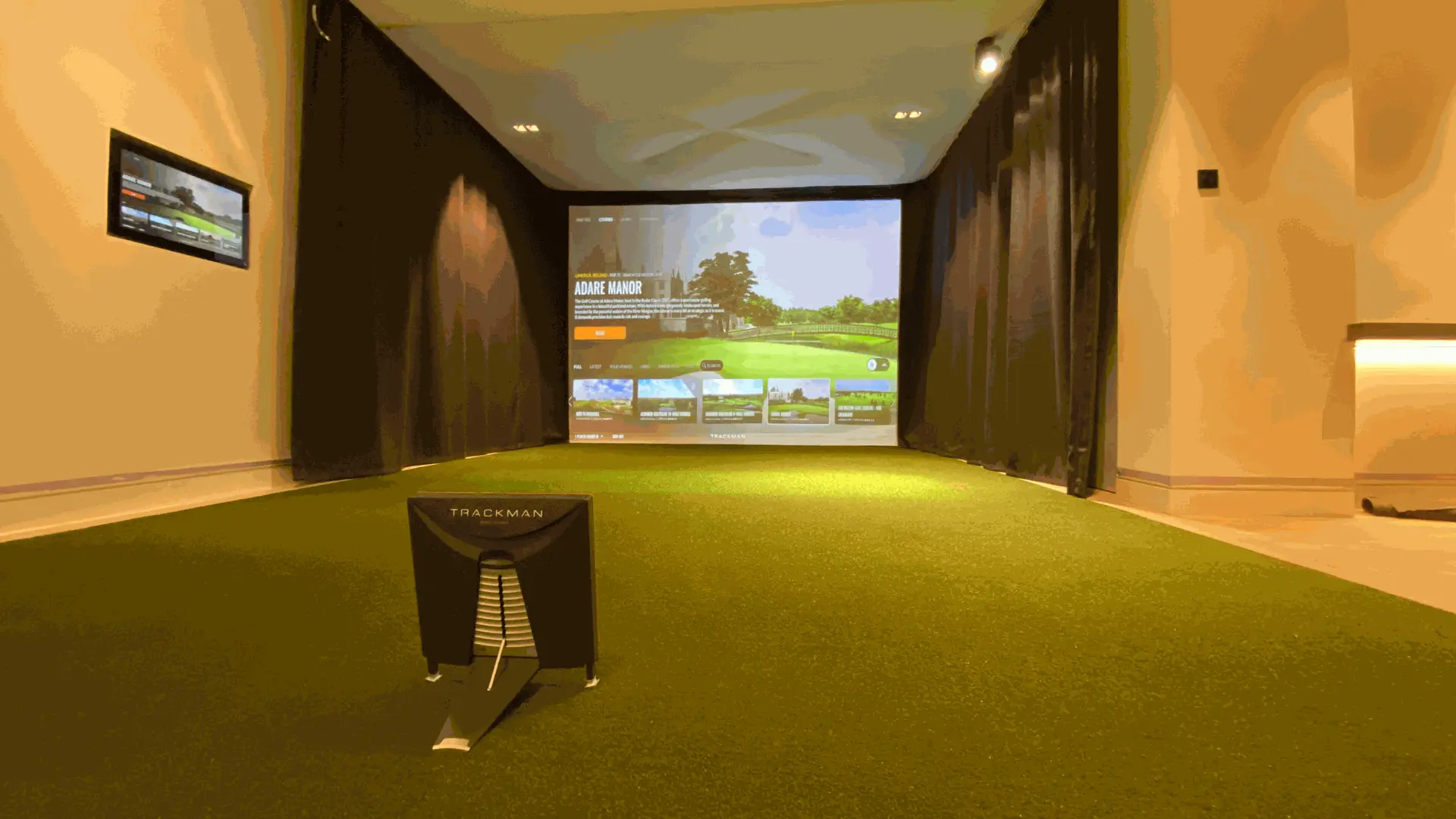 ADDON GOLF Fly Cage Golfsimulator mit Launch Monitor ausgestattet