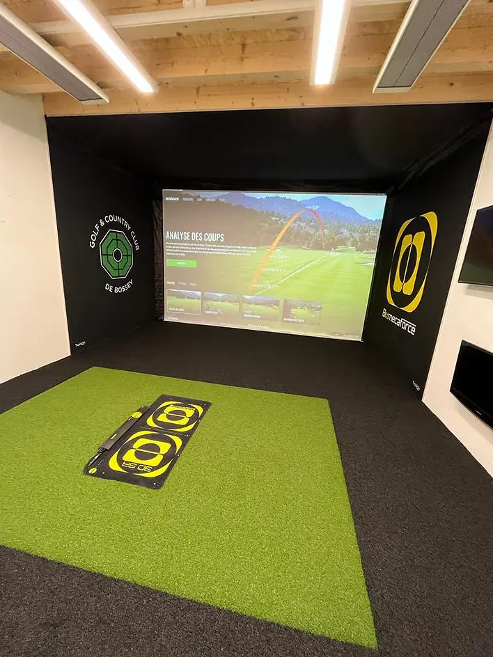 Indoor-Zentrum mit My Sim Cage im Golf & Country Club de Bossey in der Nähe von Genf
