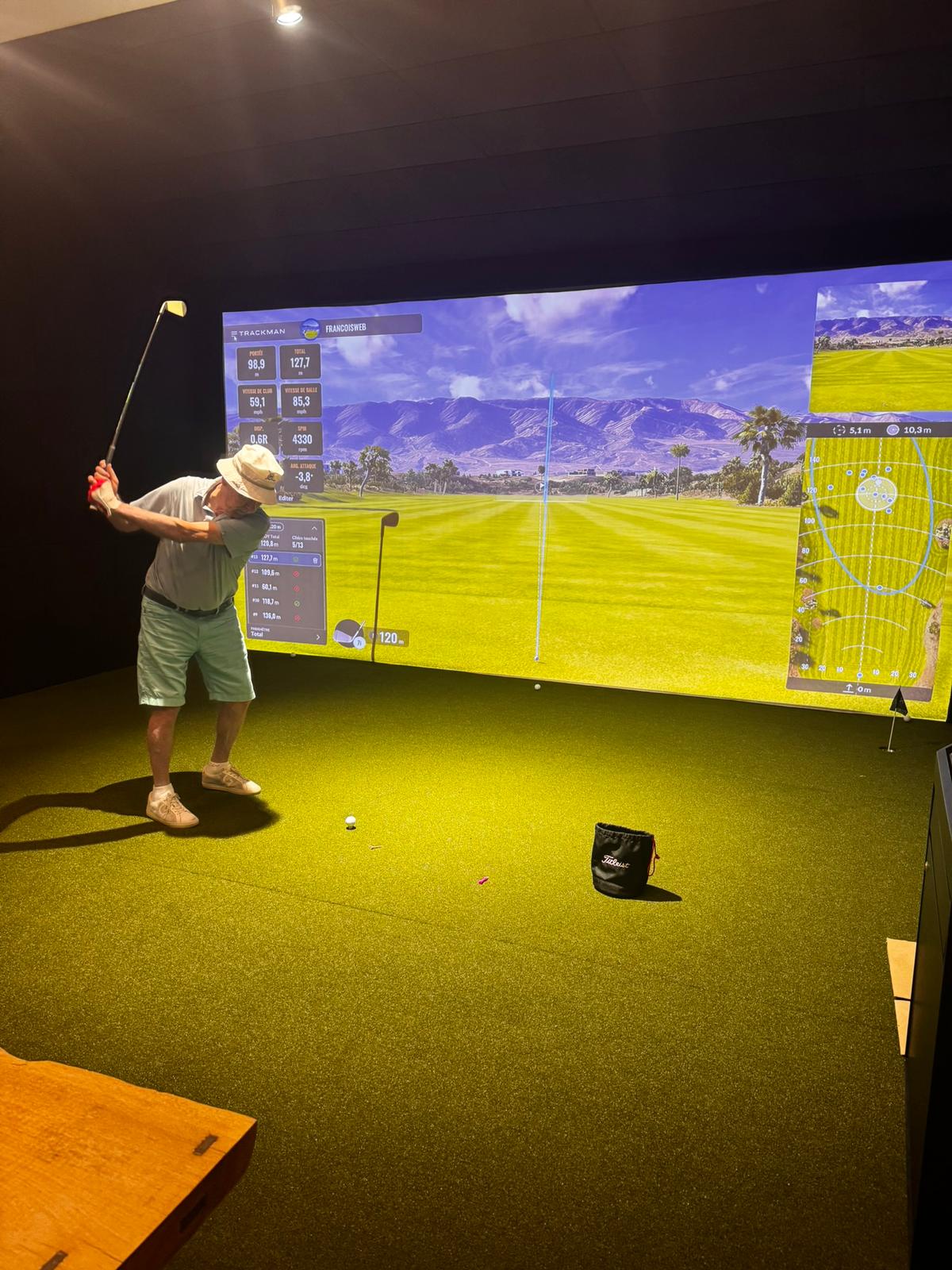 Golfer op een Addon Golf golfsimulator in Marokko