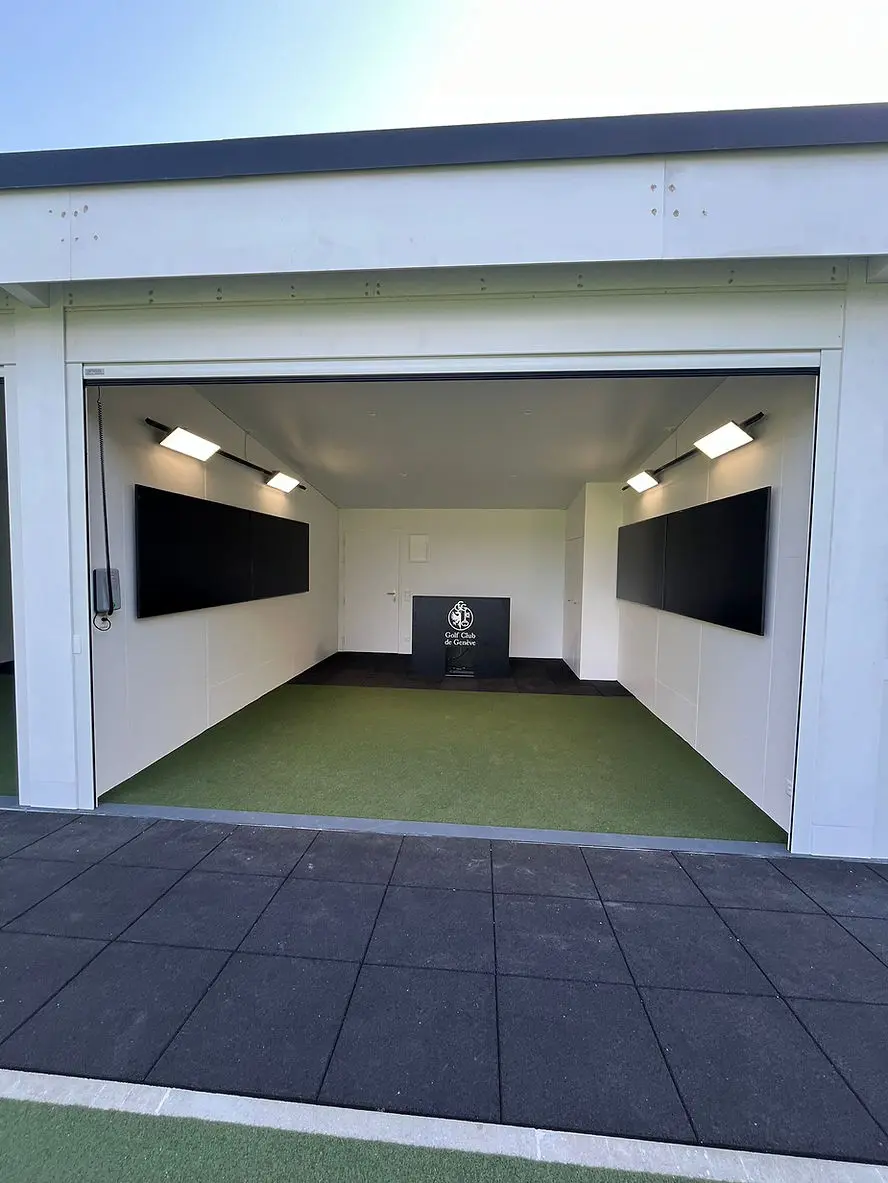Schwunganalyse- und Fitting-Studios mit TrackMan-Technologie am Golf de Genève, realisiert von ADDON GOLF