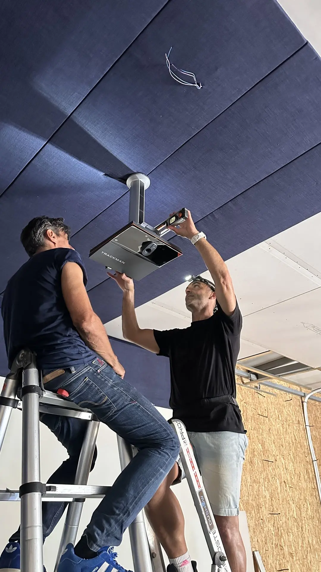 ADDON GOLF Techniker beim Einbau des Projektors eines Golfsimulators