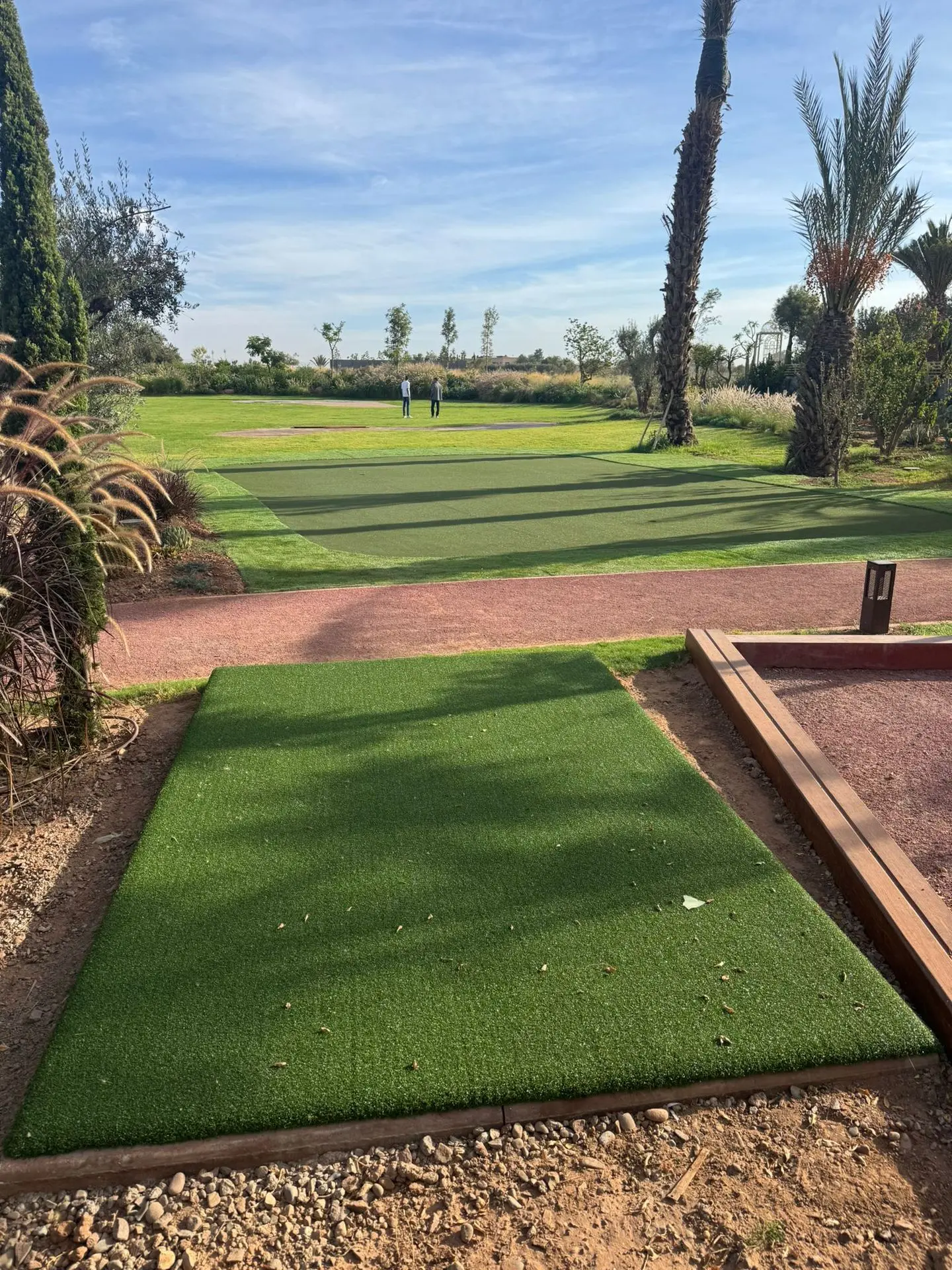 Outdoor trainingsveld met palmbomen gerealiseerd door Addon Golf Maroc