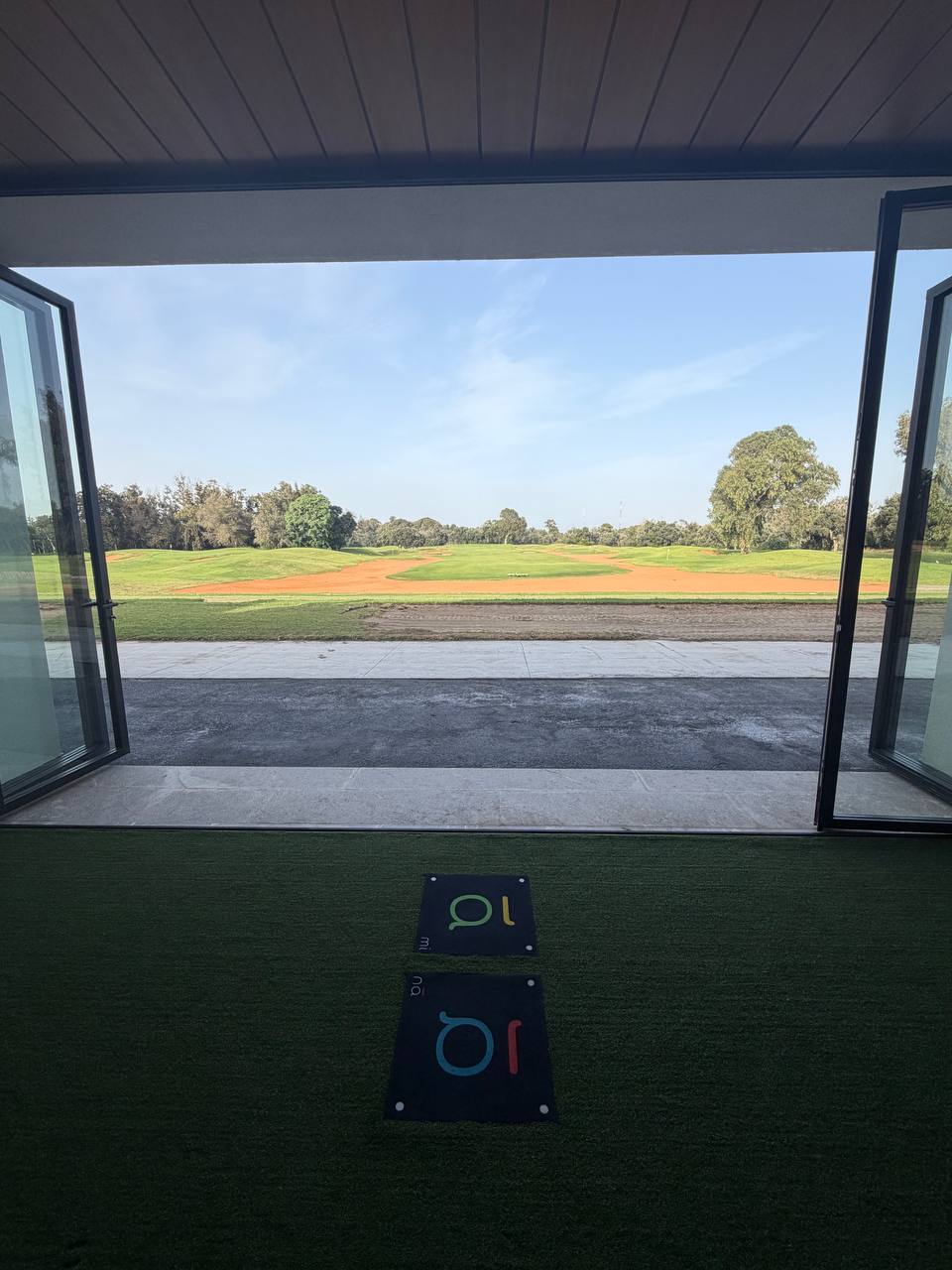 Équipe Addon Golf lors de l'installation des plaques de force MINA Golf au Maroc