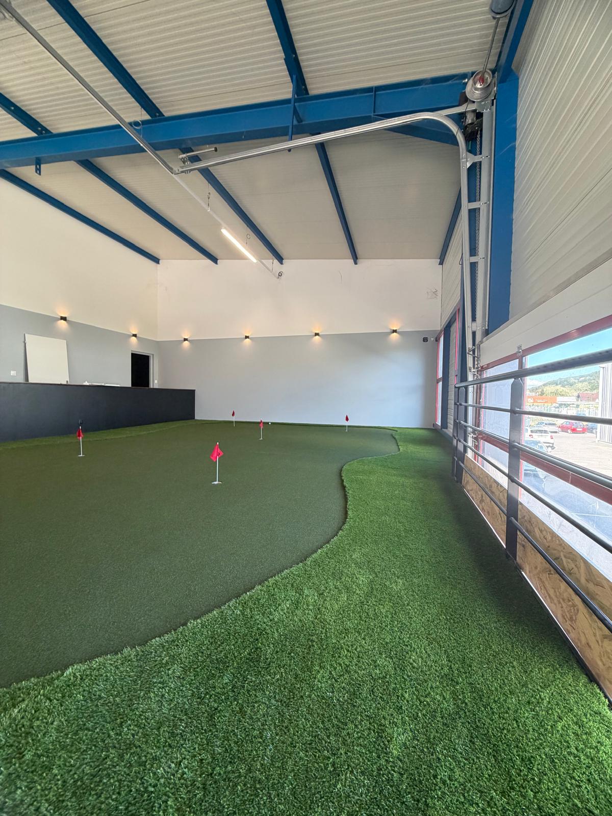 Capteur ProTee VX bi-caméra haute vitesse au plafond du simulateur Golf Lab Douvaine