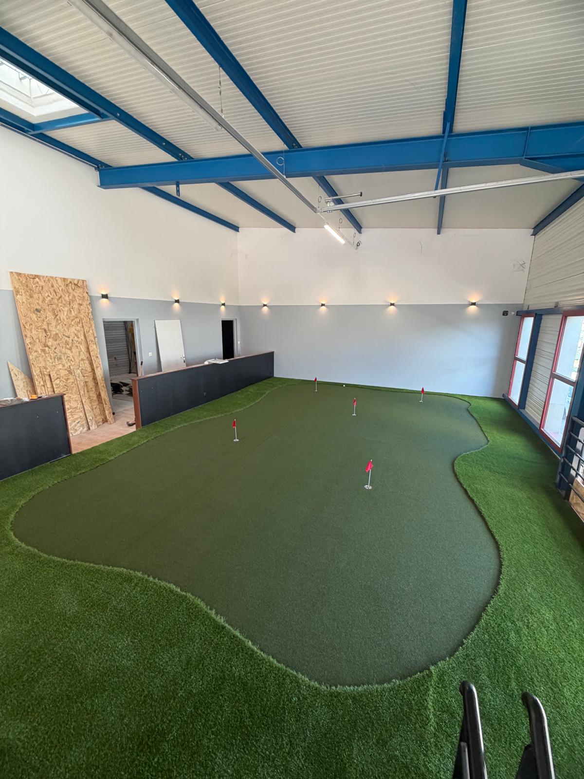 Vue aérienne du putting green indoor du Golf Lab Douvaine Haute-Savoie