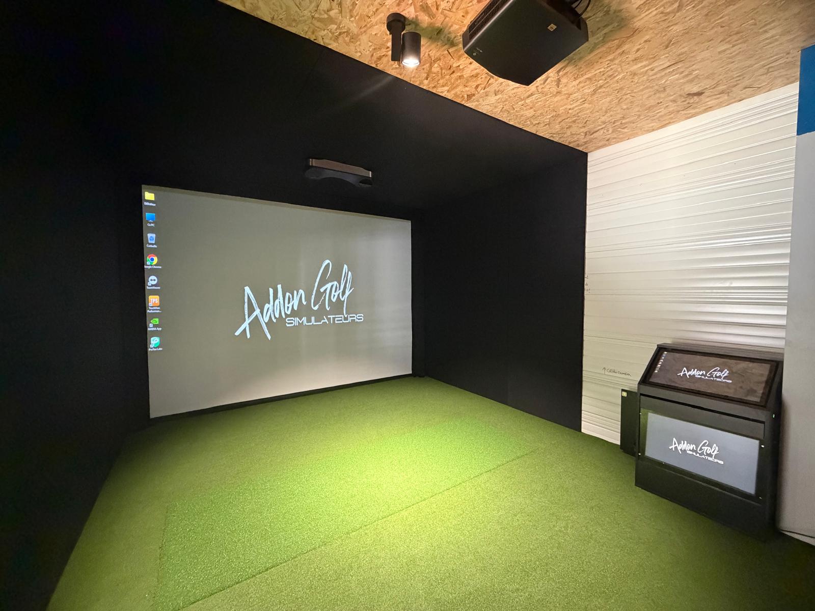 Simulateur de golf indoor Golf Lab Douvaine avec écran de projection et gazon synthétique