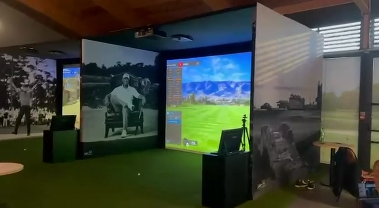 Trois box de simulateurs de golf Addon Golf au Pavillon Saint-Cyr, pres de Tours, avec visuels noir et blanc et gazon synthetique