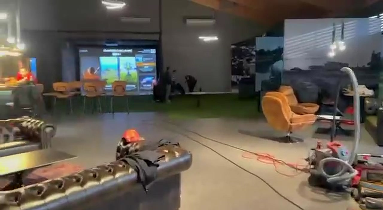 Elite Cage avec ecran de projection et TrackMan iO au plafond, golf indoor Pavillon Saint-Cyr Saint-Cyr-sur-Loire