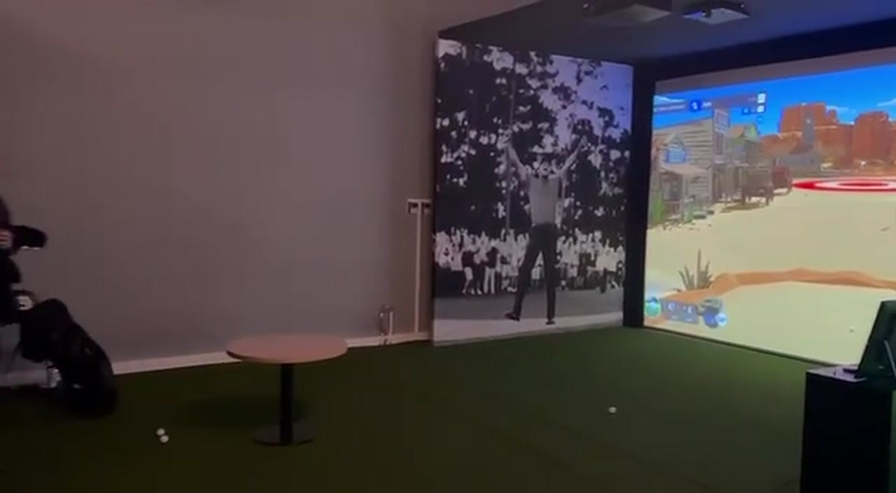Simulateur de golf en session, parcours affiche sur ecran de projection laser 4K, Pavillon Saint-Cyr