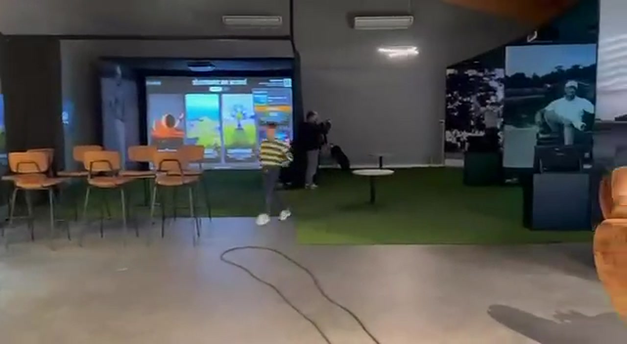 Espace club house et borne tactile du golf indoor Pavillon Saint-Cyr pres de Tours